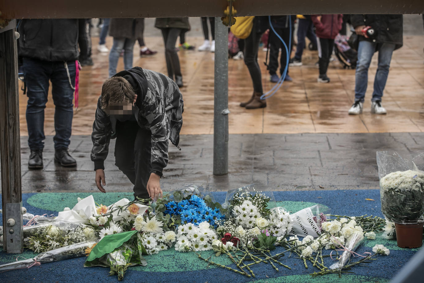 Los vecinos de Lardero se han concentrado en memoria del pequeño asesinado en Lardero. 