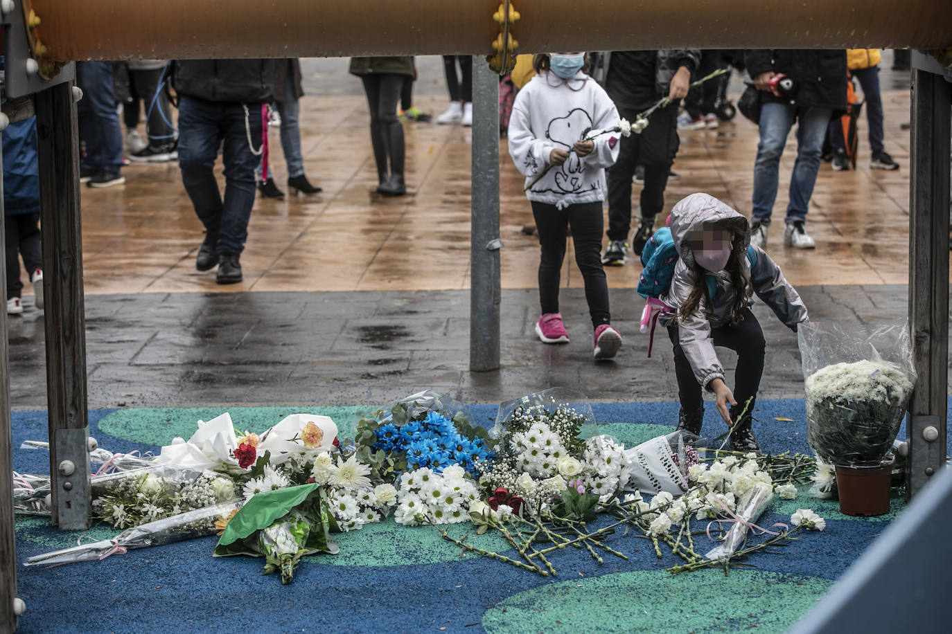 Los vecinos de Lardero se han concentrado en memoria del pequeño asesinado en Lardero. 