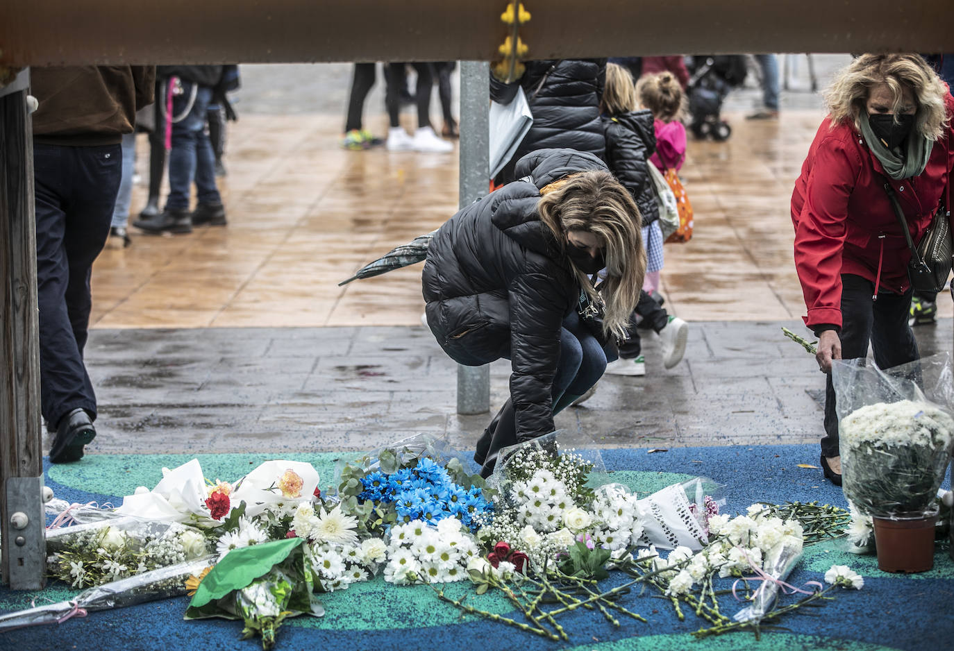 Los vecinos de Lardero se han concentrado en memoria del pequeño asesinado en Lardero. 