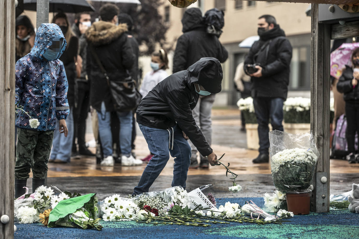 Los vecinos de Lardero se han concentrado en memoria del pequeño asesinado en Lardero. 