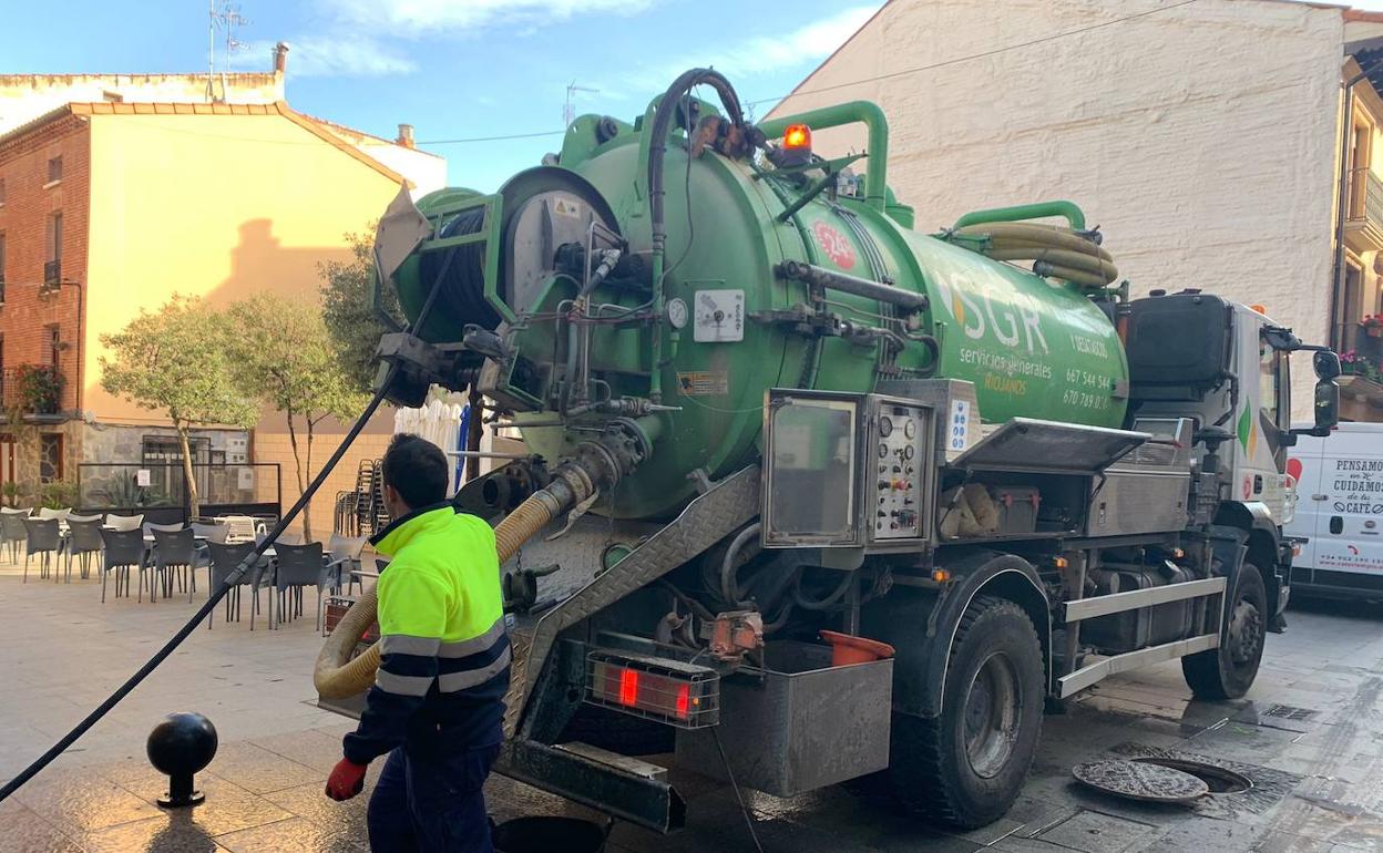 Santo Domingo realiza una limpieza a fondo de canalizaciones y arquetas