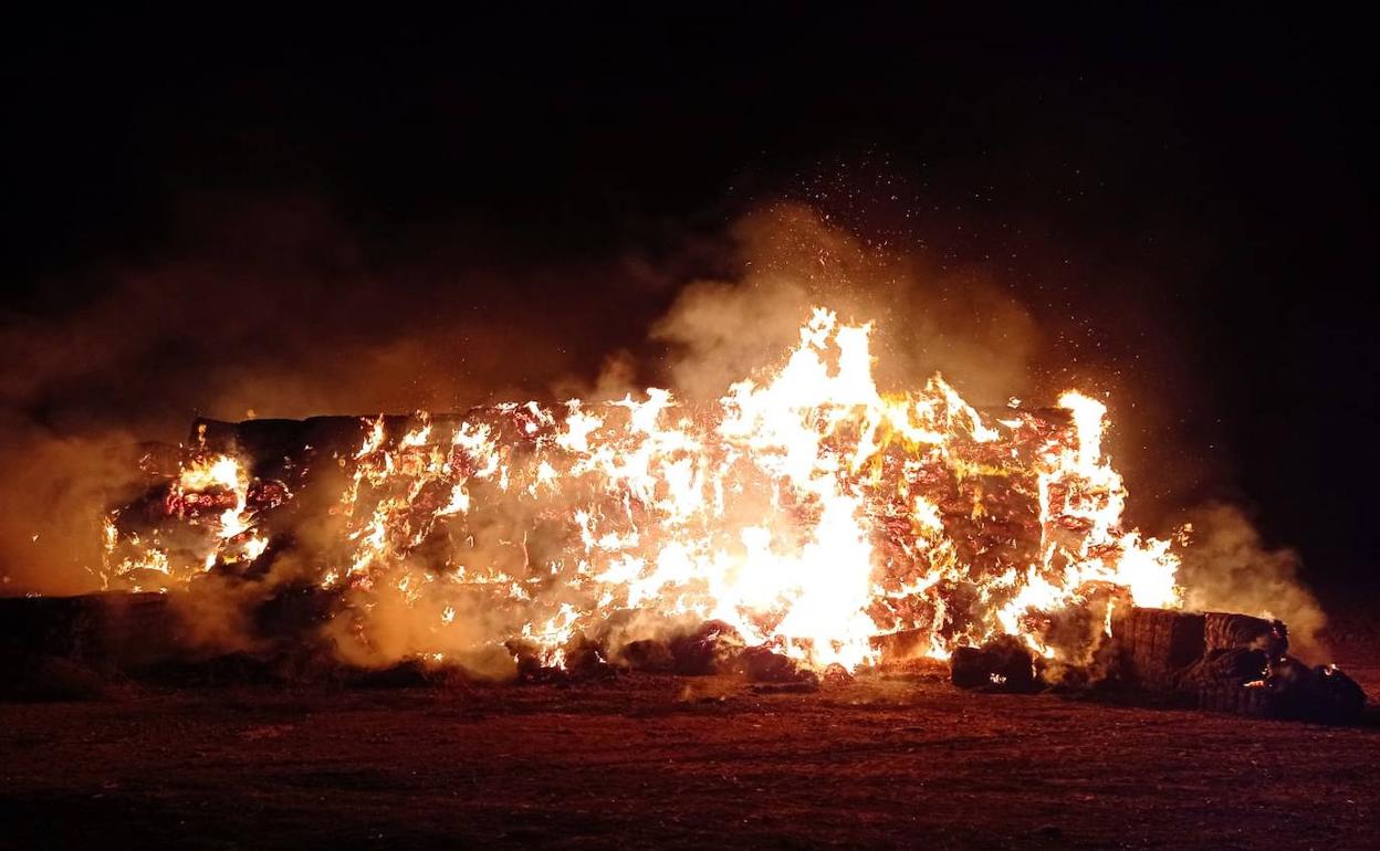 Arde una pila de fardos de paja de la alcaldesa de San Torcuato