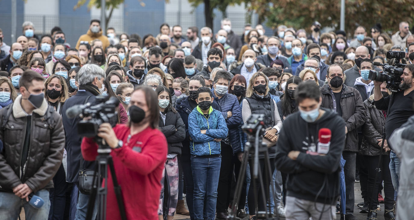 Más de un millar de personas han participado este domingo en una concentración en la localidad cigüeña