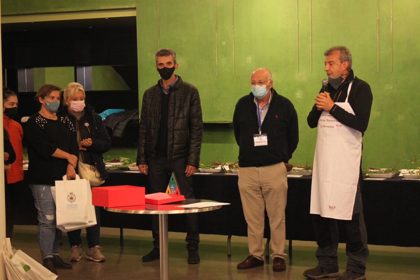 El vestíbulo y el entorno del Teatro Cervantes se han transformado este domingo en embajadas del entorno natural de la ciudad del calzado