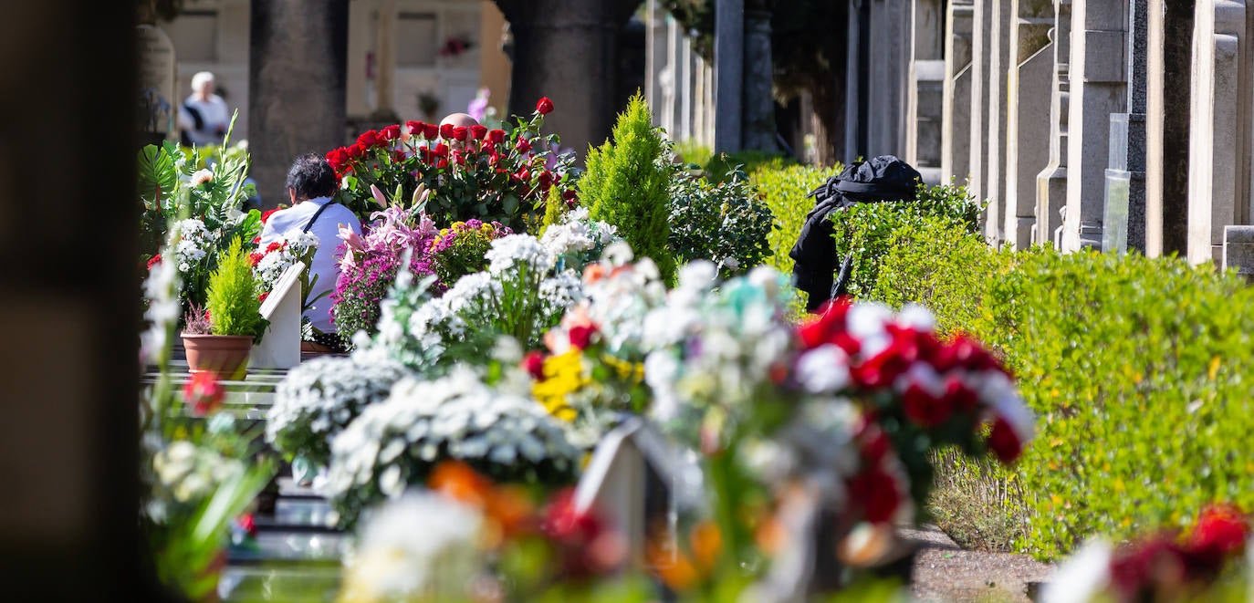 Fotos: Día de Todos los Santos en el cementerio de Logroño