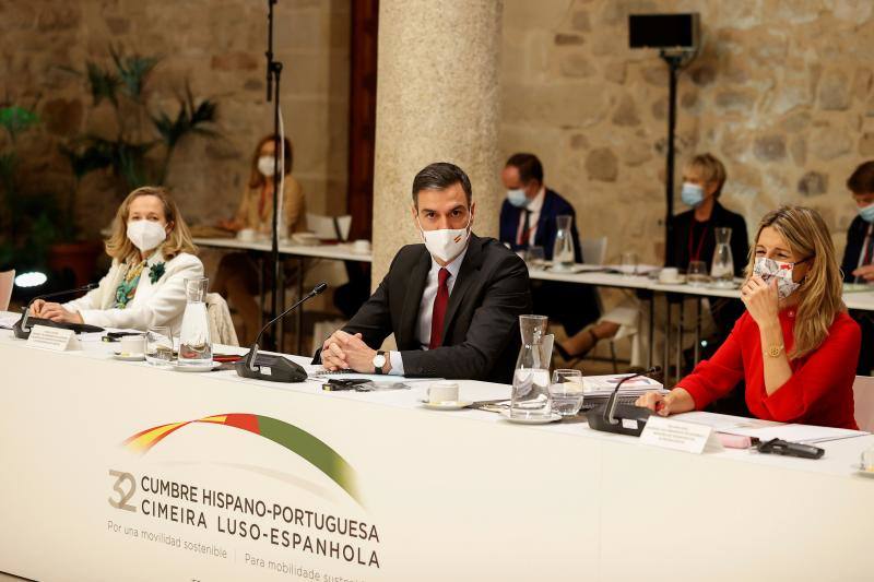 Nadia Calviño, Pedro Sánchez y Yolanda Díaz en la cumbre Hispano-Portuguesa del pasado jueves.