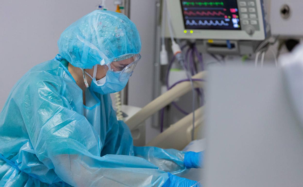 Los hospitales riojanos suman tres pacientes COVID más, uno de ellos en la UCI