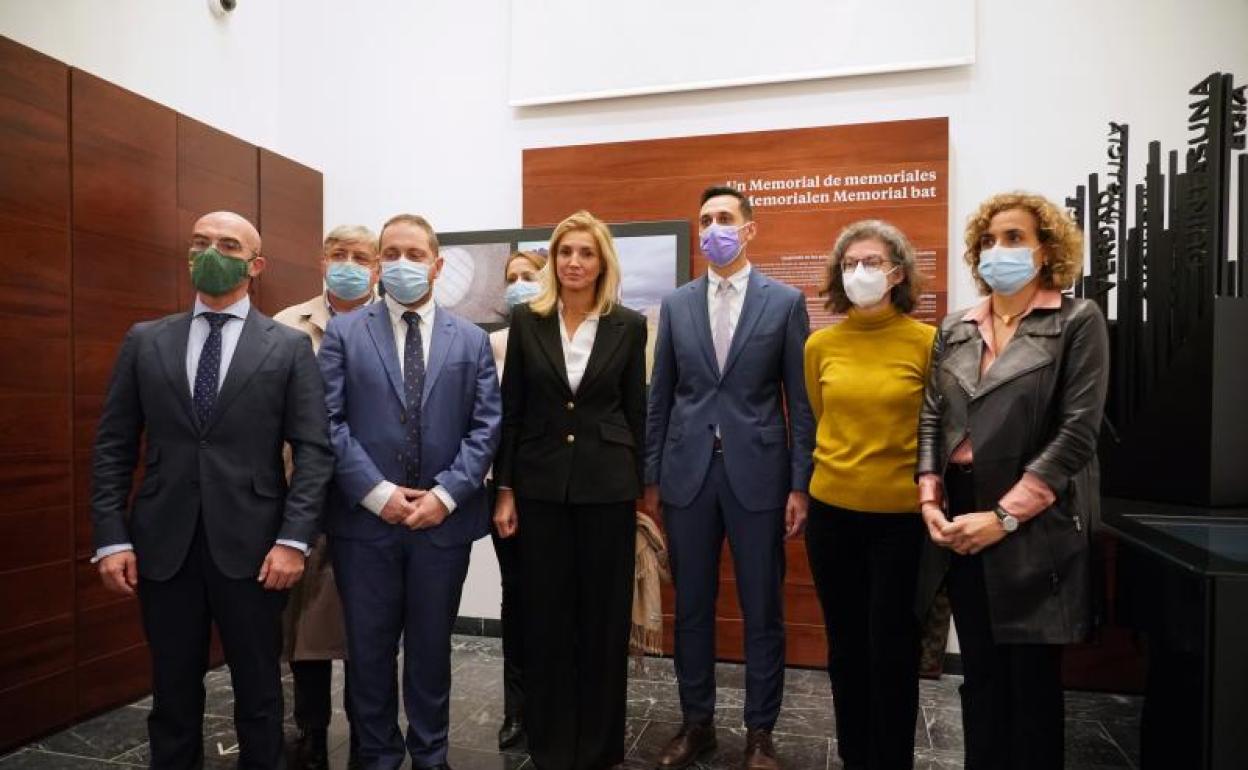 La degelación del Parlamento Europea visita el Memorial de las Víctimas del Terrorismo en Vitoria 