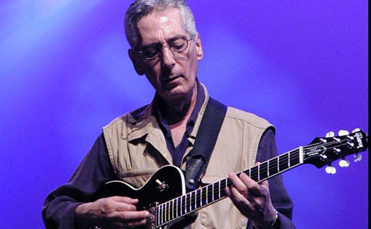 Pat Martino, con su guitarra.