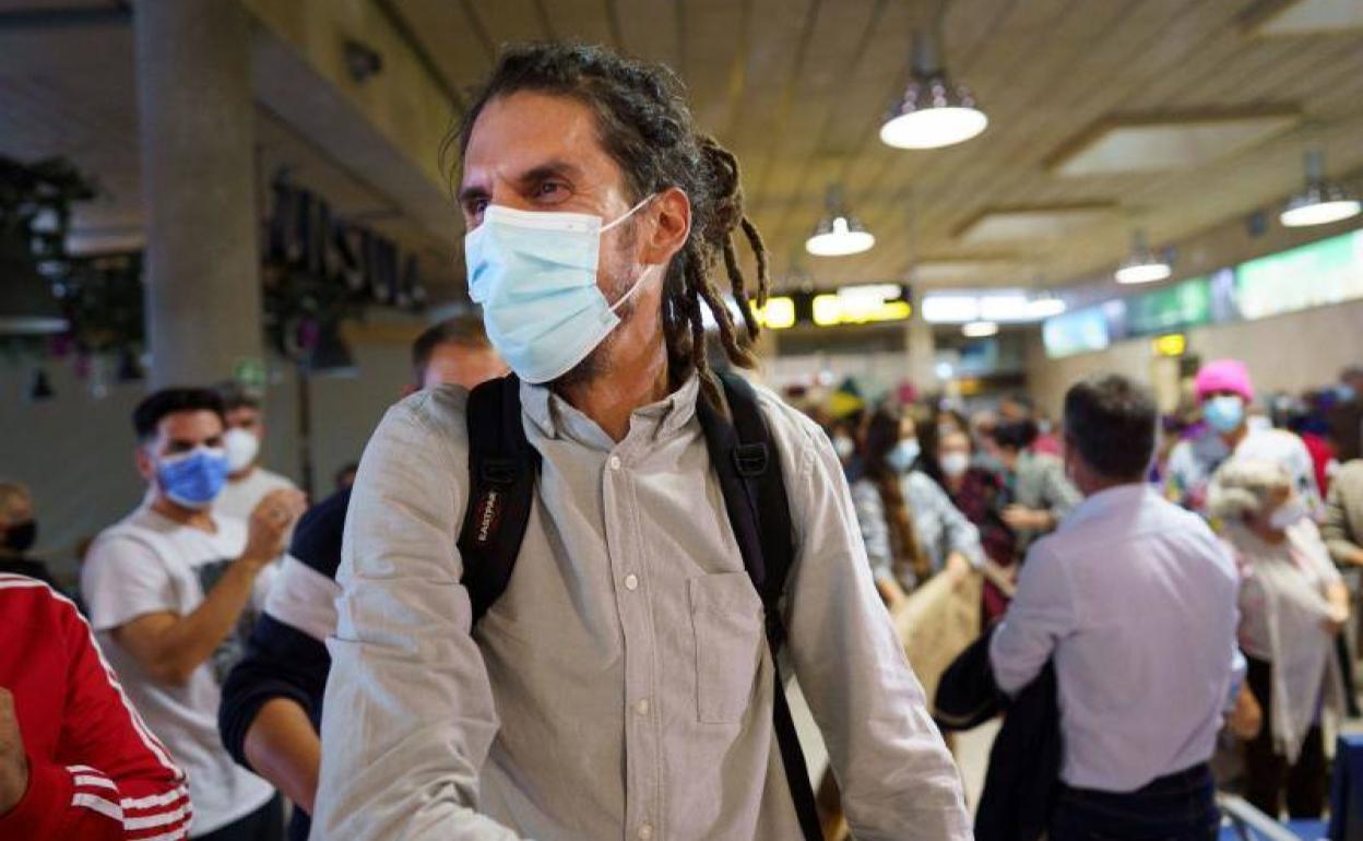 Alberto Rodríguez es recibido por simpatizantes de Podemos a su llegada el 23 de octubre aeropuerto de Tenerife Norte.