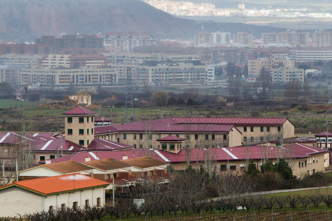 Centro Penitenciario de Logroño, con la ciudad de Logroño al fondo.