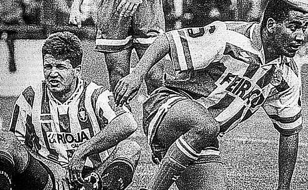 El delantero Oleg Salenko, en el suelo junto al deportivista Mauro Silva (temporada 1993/94). 