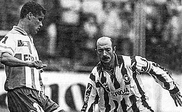 AgustínAbadía presiona al brasileño Rivaldo, que meses después ficharía por el Barcelona (1996/97).