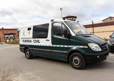 Imagen secundaria 1 - Almeida abandona la cárcel de Logroño rumbo a la prisión de Segovia