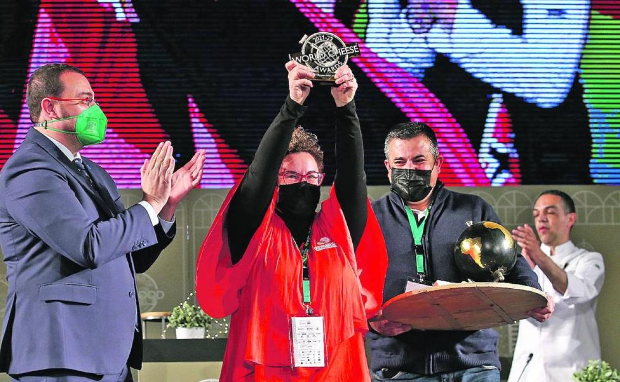 Silvia Peláez y Paco Romero, con el trofeo del festival internacional, junto con el presidente del Principado, Adrián Barbón.