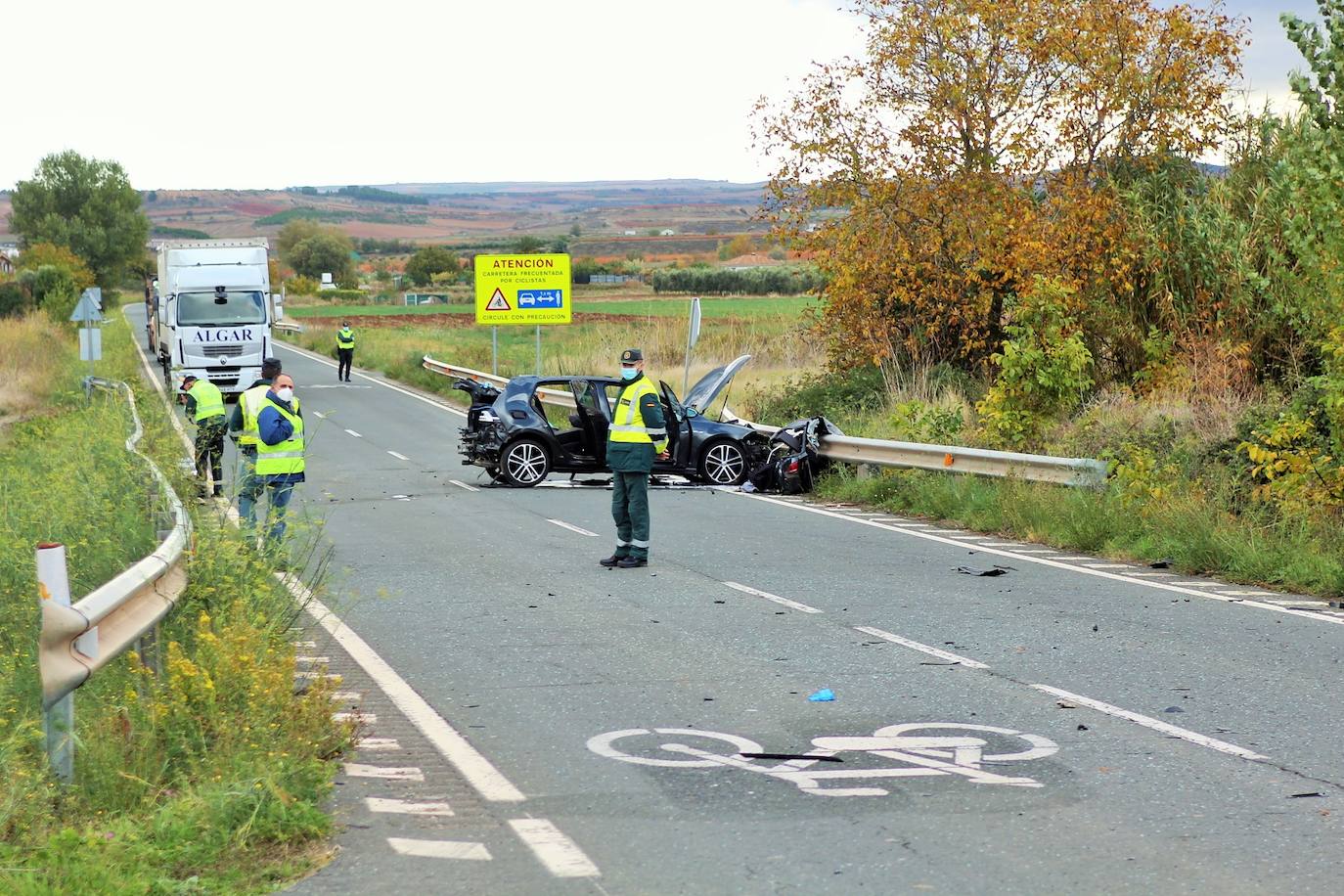 Accidente por un choque por alcance entre un tractor y un coche en la carretera que une Villamediana y Murillo. 