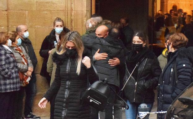 El tío abuelo de Álex recibe apoyo en la puerta de la iglesia.