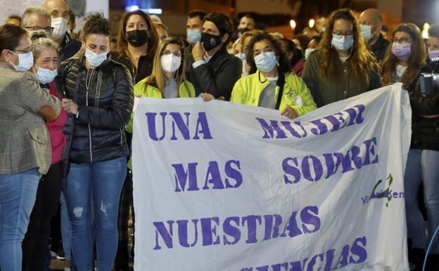 Un momento de la concentración de protesta celebrada este domingo en la localidad gaditana de San Roque.