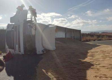 Imagen secundaria 1 - Restablecido el tráfico en la N-120, cortado por el vuelco de un camión