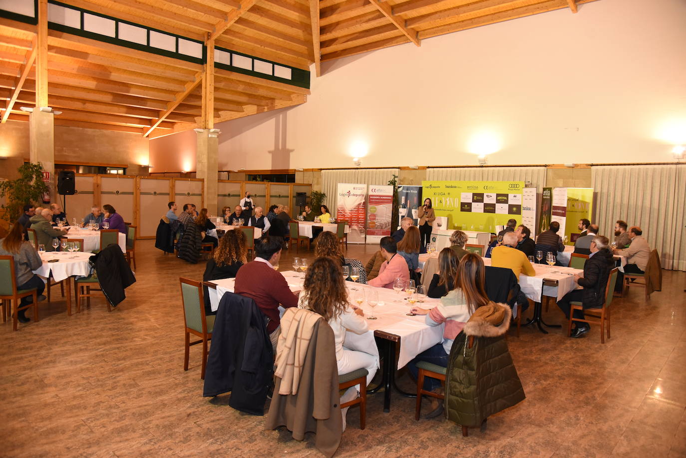 Los participantes en el torneo Finca Valpiedra, de la Liga de Golf y Vino, disfrutaron de la cata de dos caldos de Finca Valpiedra.