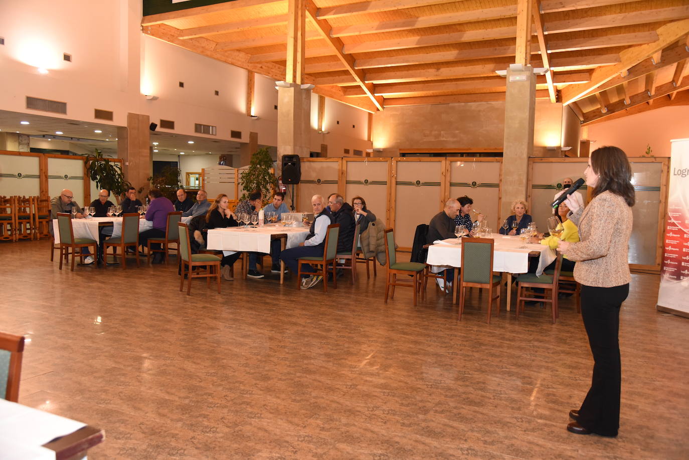 Los participantes en el torneo Finca Valpiedra, de la Liga de Golf y Vino, disfrutaron de la cata de dos caldos de Finca Valpiedra.