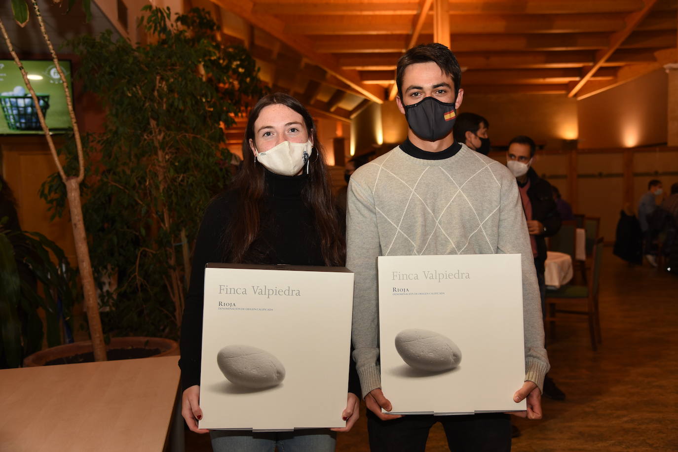Los participantes en el torneo Finca Valpiedra, de la Liga de Golf y Vino, disfrutaron de la cata de dos caldos de Finca Valpiedra.