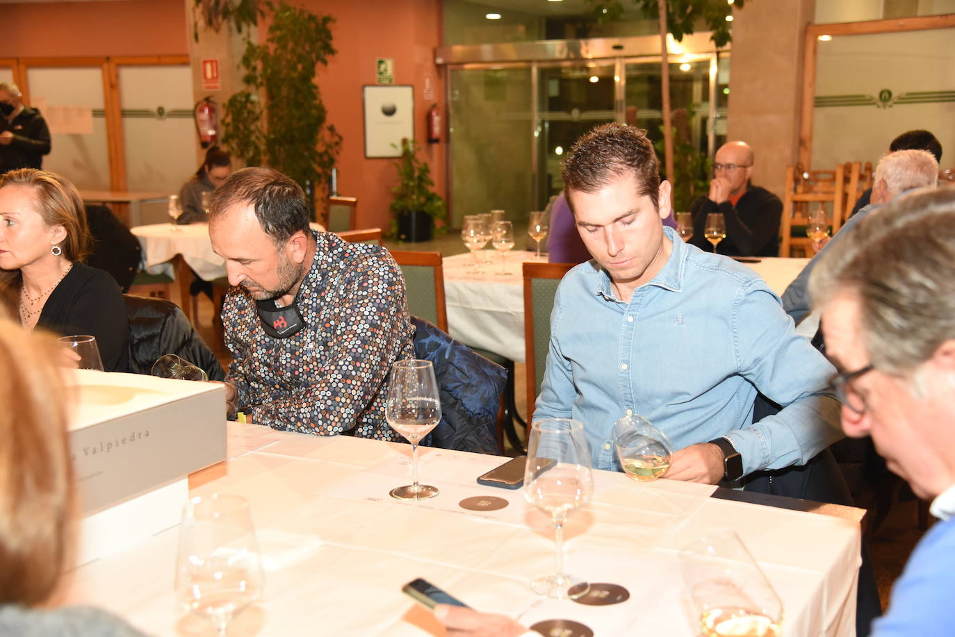 Los participantes en el torneo Finca Valpiedra, de la Liga de Golf y Vino, disfrutaron de la cata de dos caldos de Finca Valpiedra.