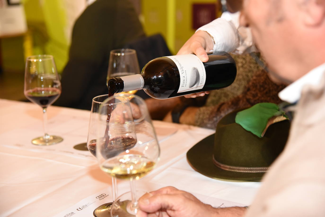 Los participantes en el torneo Finca Valpiedra, de la Liga de Golf y Vino, disfrutaron de la cata de dos caldos de Finca Valpiedra.