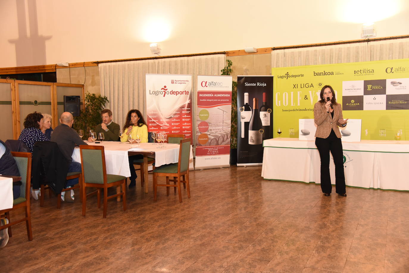 Los participantes en el torneo Finca Valpiedra, de la Liga de Golf y Vino, disfrutaron de la cata de dos caldos de Finca Valpiedra.