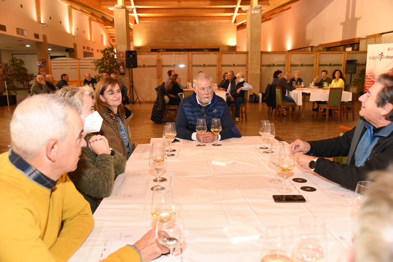 Los participantes en el torneo Finca Valpiedra, de la Liga de Golf y Vino, disfrutaron de la cata de dos caldos de Finca Valpiedra.