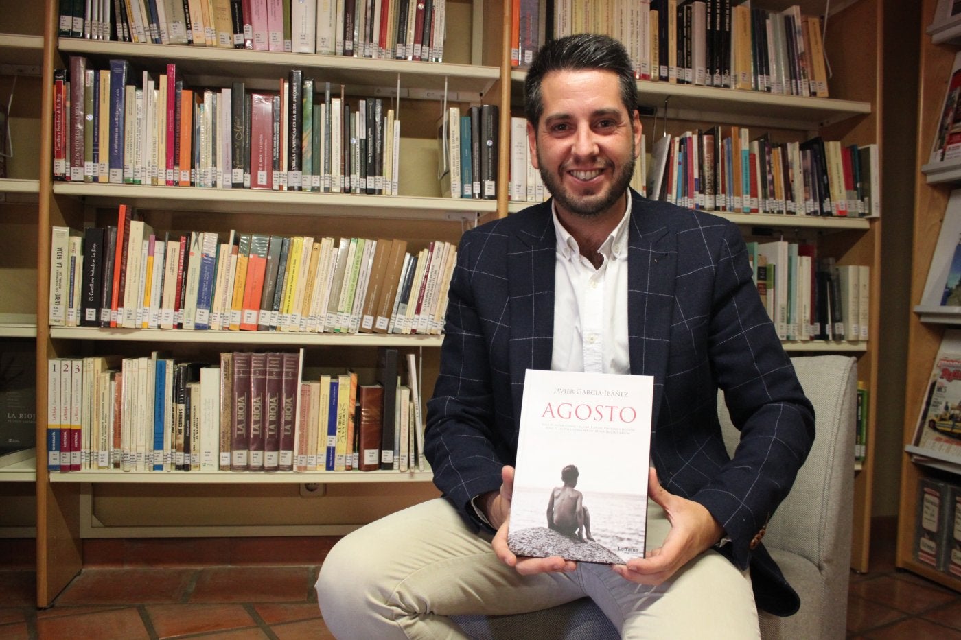 El alcalde de Arnedo, Javier García, publica su primera novela, con contenido social. 