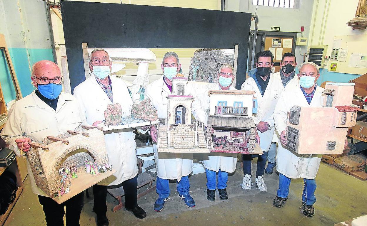 Los belenistas muestran el avance de sus trabajos. 