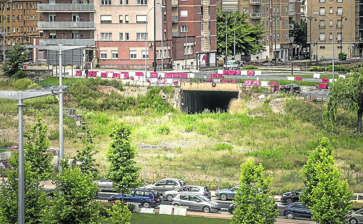 Imagen de los terrenos del nudo de Vara de Rey, en la confluencia con Duques de Nájera y la futura Miguel Delibes, con vistas al túnel.