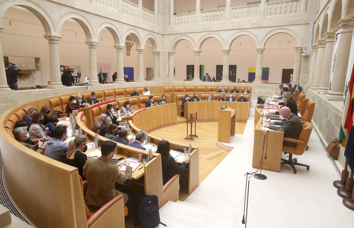 Imágenes de los diputados en la sesión de la cámara riojana del 11 de noviembre