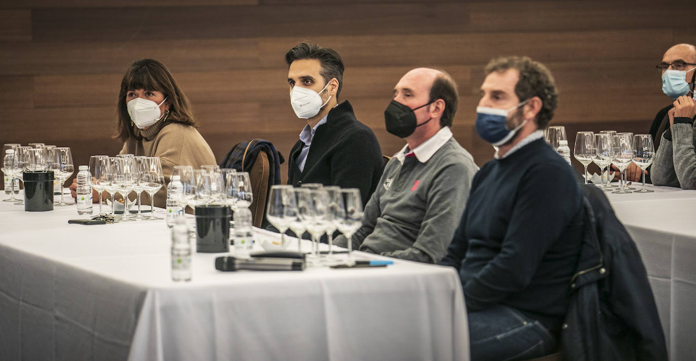 Janire Moraza presentó para el club de catas de lomejordelvinoderioja.com una buena muestra de la colección de vinos de la bodega familiar de San Vicente. 