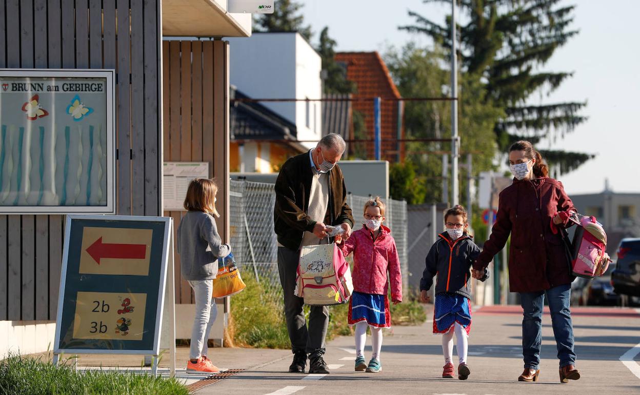 Unos padres acompañan a sus hijos al colegio en la localidad austriaca de Brunn am Gebirge. 