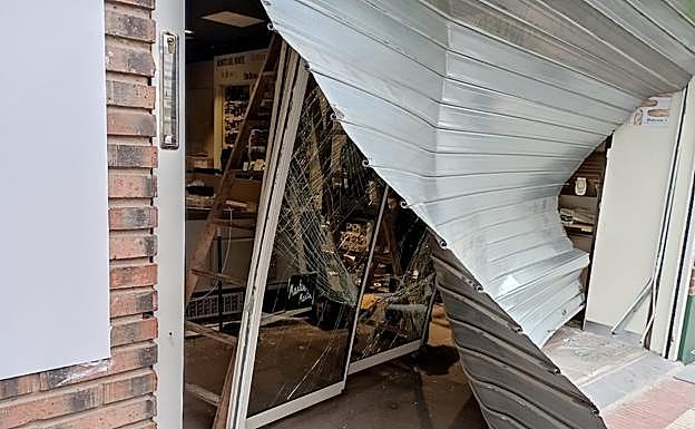 El estado de la tienda esta mañana después de que chocara la furgoneta.