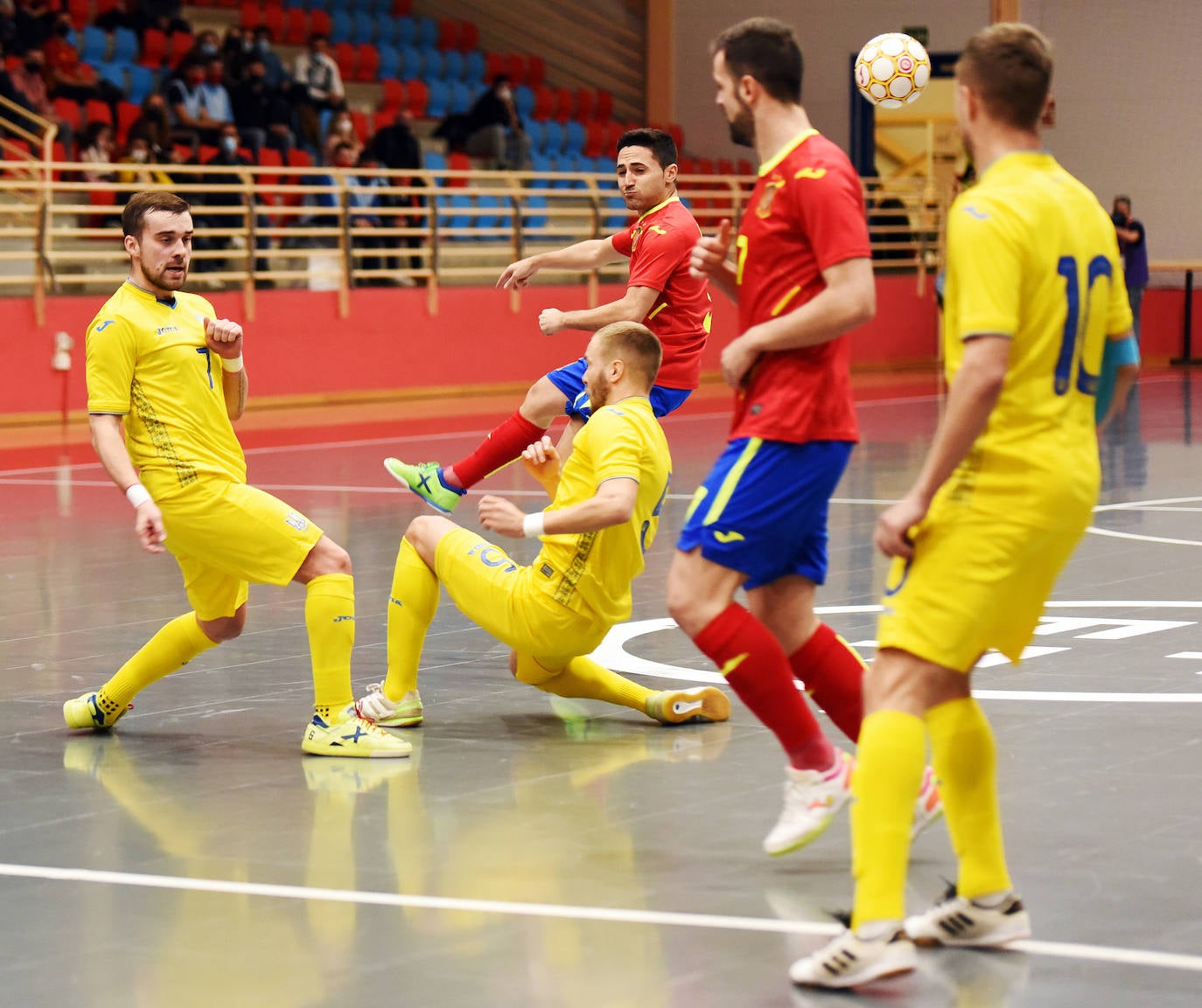 La selección de fútbol sala se ha impuesto en un partido de preparación disputado en la capital riojana