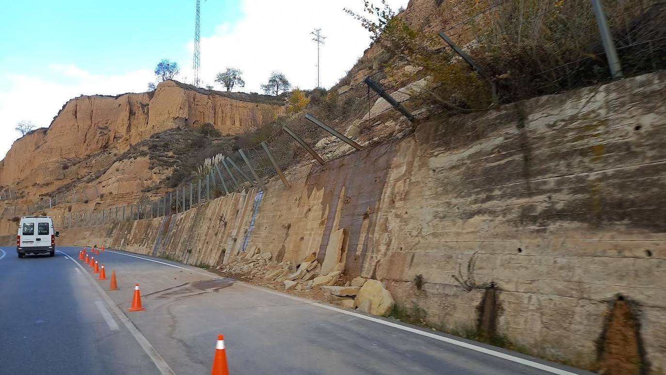 Uno de los carriles en la carretera hacia Mendavia está inhabilitado. 