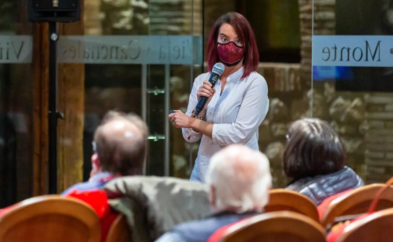 Estela Terroba Pérez, durante su conferencia en Bodegas Riojanas de Cenicero. 