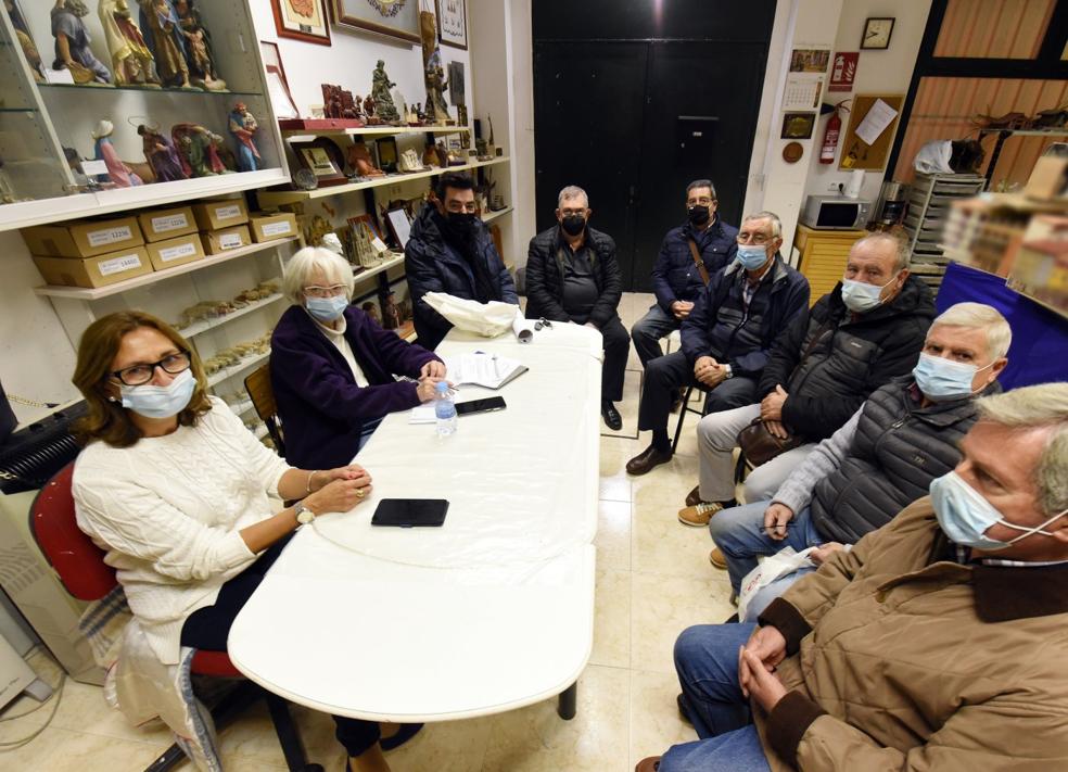 Reunión, ayer, de la Junta de la Asociación de Belenistas en la que se tomó la decisión de última hora de cambiar la ubicación del Belén. 