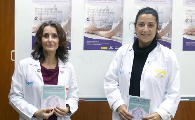 María Antonio Aretio y Paula Guerrero, en la presentación de la III Semana del Cribado de Violencia de Género y la guía que entretarán a las mujeres que participan en la campaña. 