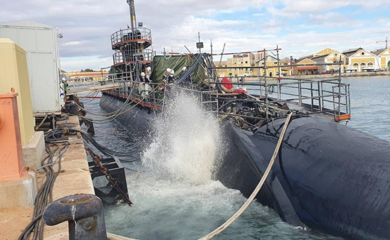 El submarino Isaac Peral, en el arranque de los motores diésel.