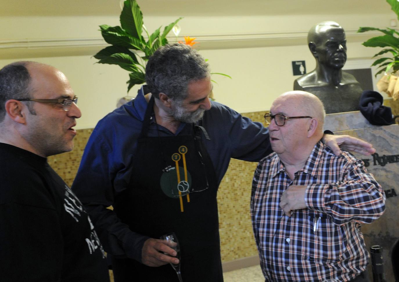 El periodista de Diario LA RIOJA, Miguel Nafarrate, e Iñaki Elorza 'el Chapas', periodista de Radio Euskadi, con Eduardo Gómez en su homenaje a los 80 años. 