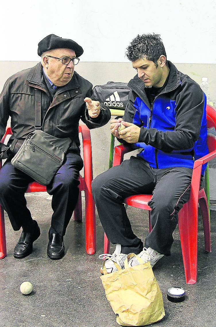 Eduardo Gómez, crítico de pelota de Diario LA RIOJA, charla con José Ángel Balanza, 'Gorostiza'