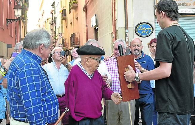 Eduardo Gómez lanzó el cohete de las fiestas de la calle San Juan en el 2018.