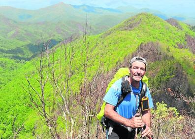 Imagen secundaria 1 - Jon Galdós, en la ruta de Los Apalaches. A la derecha, el cartel de las jornadas organizadas por el club de montaña Sampol.