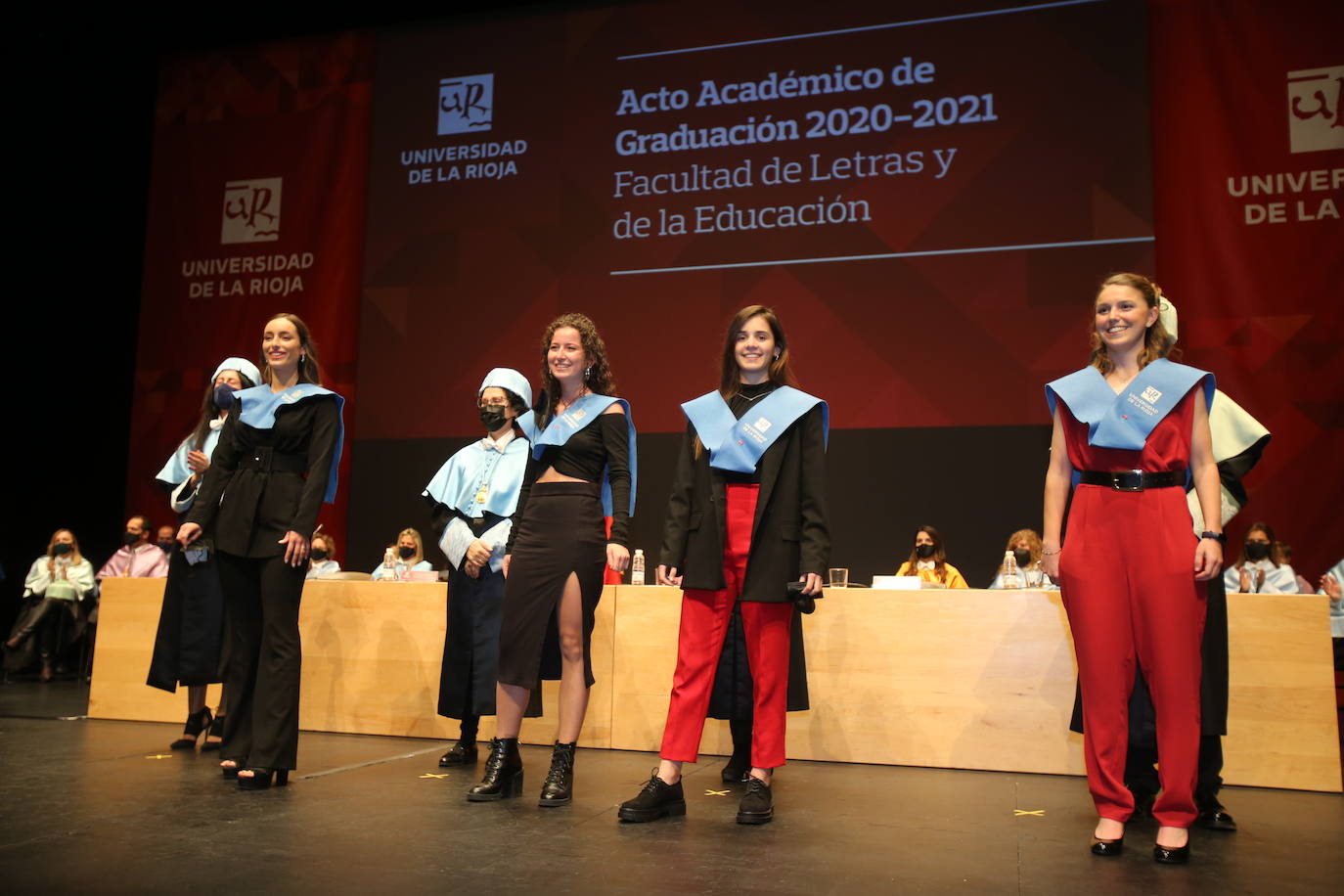 Alumnos de la Universidad de La Rioja de la tercera entrega de diplomas de los cinco grados de la Facultad de Letras y de la Educación