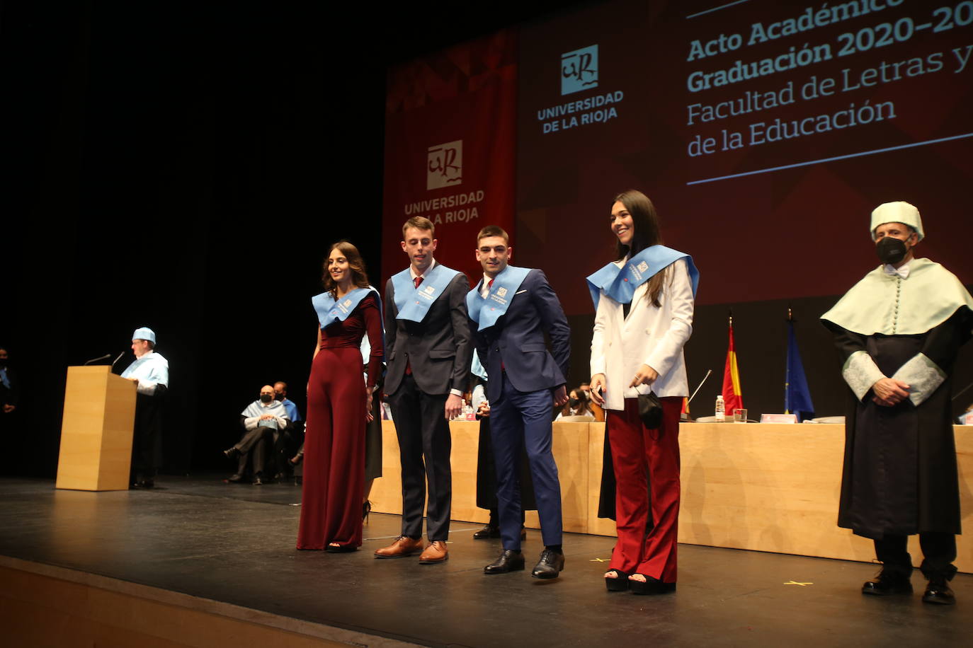 Alumnos de la Universidad de La Rioja de la tercera entrega de diplomas de los cinco grados de la Facultad de Letras y de la Educación