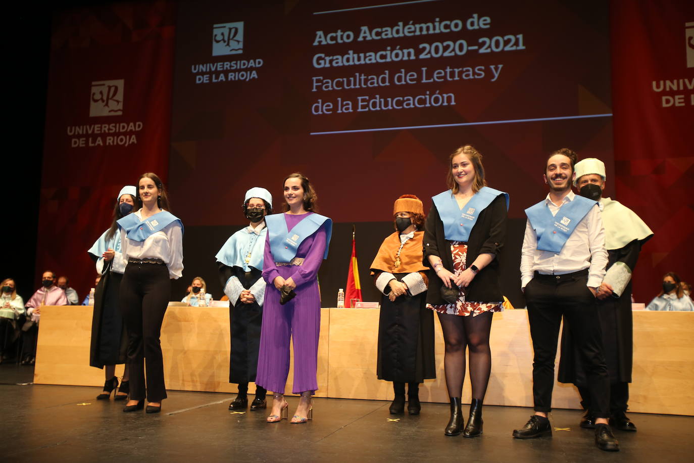 Alumnos de la Universidad de La Rioja de la tercera entrega de diplomas de los cinco grados de la Facultad de Letras y de la Educación